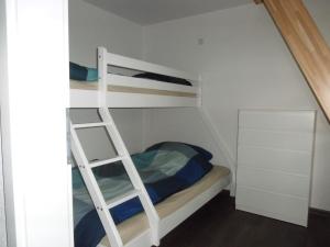 מיטה או מיטות קומותיים בחדר ב-Ferienhaus in Sehestedt mit Terrasse, Grill und Garten