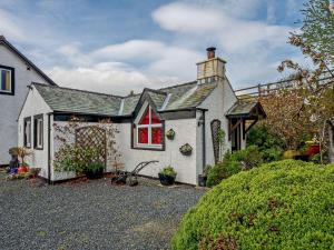 a small white house with a red window at 1 Bed in Troutbeck nr Ullswater SZ254 in Troutbeck