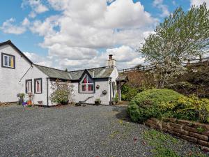 a white house with a driveway in front of it at 1 Bed in Troutbeck nr Ullswater SZ254 in Troutbeck