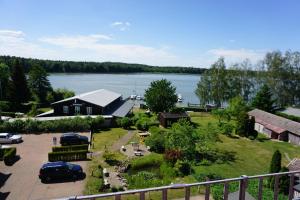 een luchtzicht op een huis en een meer bij Charmante Ferienwohnung in Rheinsberg mit Seeblick in Rheinsberg