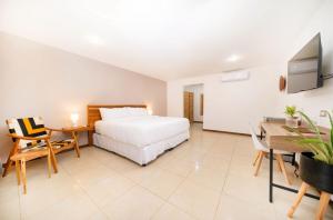 Uma televisão e/ou sistema de entretenimento em Hotel Arco Iris