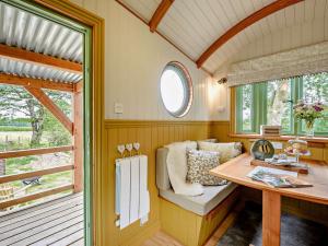 Habitación pequeña con escritorio y ventana. en 1 Bed in Great Torrington 82862, en Sheepwash