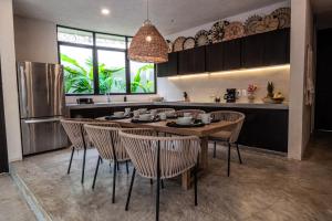 een keuken met een tafel en stoelen bij 3BD Luxury Villa Private pool & with special fee to access Hotel Bardo 4B in Tulum