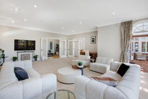 A seating area at Grande Vista 5Br Manor with Pool & Mt Eden Views