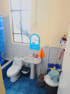 een badkamer met een wit toilet en een wastafel bij Fernanda apartment in Arequipa