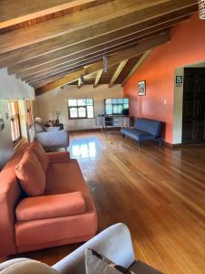sala de estar con sofá y mesa en Lodge Acopampa Inn, en Carhuaz