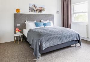 Una cama o camas en una habitación de Litli Geysir Hotel