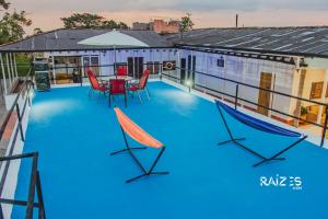 a swimming pool with a table and chairs on top of a building at Raizes AXM I Casa Campestre I Armenia, Quindío, Colombia in Armenia