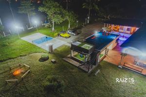 una vista aérea de una casa con piscina por la noche en Raizes AXM I Casa Campestre I Armenia, Quindío, Colombia en Armenia