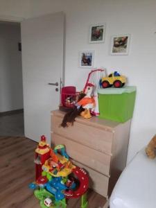 - une chambre avec une commode et des jouets dans l'établissement Ferienwohnung 2 Schlafzimmer Nähe Legoland Günzburg mit Balkon und herrlichem Fernblick, à Burtenbach