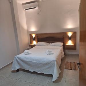 a bedroom with a bed with two towels on it at Departamentos El Trébol in Paso de los Libres