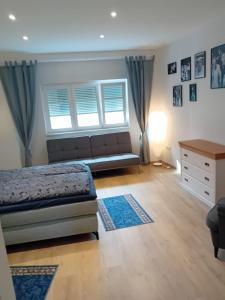 1 dormitorio con 1 cama, escritorio y 2 ventanas en Schinderhannes, en Waibstadt