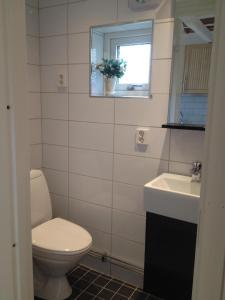 Koupelna v ubytování Ferienhaus in Drag mit Möblierter Terrasse