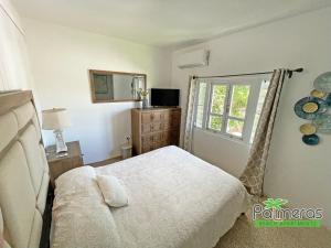 Een bed of bedden in een kamer bij Palmeras Beach Apartments - Playa Santa