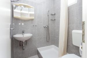 Koupelna v ubytování Apartments by the sea Podaca, Makarska - 2783