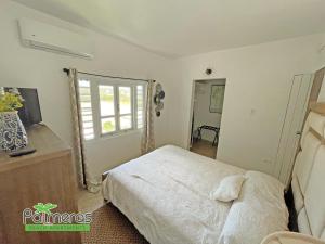 Een bed of bedden in een kamer bij Palmeras Beach Apartments - Playa Santa