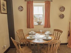 mesa de comedor y sillas con mesa y ventana en 2 Bed in High Lorton SZ136 en Lorton