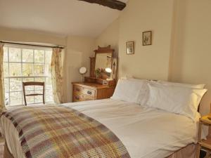 Un dormitorio con una gran cama blanca y una ventana en 2 Bed in High Lorton SZ136 en Lorton