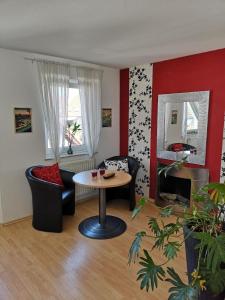 ein Wohnzimmer mit 2 Stühlen und einem Tisch in der Unterkunft Ferienhaus für 6 Personen ca 120 m in Zepernick, Berlin und Umgebung Umland von Berlin in Kolonie Röntgental