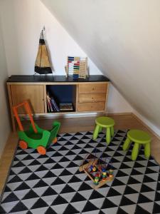 ein Kinderzimmer mit einem Schreibtisch und Spielzeug auf dem Boden in der Unterkunft Ferienhaus für 6 Personen ca 120 m in Zepernick, Berlin und Umgebung Umland von Berlin in Kolonie Röntgental