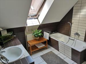 a bathroom with a sink and a bath tub at Ganzes Haus - 120qm Ruheoase bei Berlin S-Bahn nah in Kolonie Röntgental