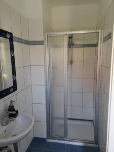 ein Bad mit einer Dusche und einem Waschbecken in der Unterkunft Ferienhaus für 6 Personen ca 120 m in Zepernick, Berlin und Umgebung Umland von Berlin in Kolonie Röntgental