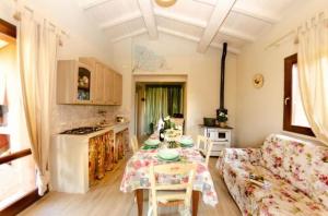 sala de estar con mesa y sofá en Ferienhaus mit Privatpool für 4 Personen ca 55 qm in Aiale, Toskana Provinz Pisa, en Lari