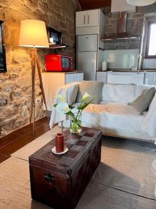 - un salon avec un canapé et une table dans l'établissement Casa María da Reza, à Ribadavia