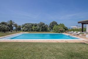 an image of a swimming pool in a yard at Grande propriedade exclusiva na praia 10' do Porto - Casa das Marinhas in Vila Nova de Gaia