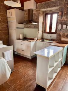 A kitchen or kitchenette at Casa María da Reza