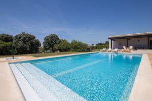 uma piscina com água azul em frente a uma casa em Grande propriedade exclusiva na praia 10' do Porto - Casa das Marinhas em Vila Nova de Gaia