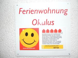 un signe sur un mur avec un visage dans l'établissement Ferienwohnung auf zwei Etagen, inmitten herrlicher Landschaft - b48738, à Pretzfeld