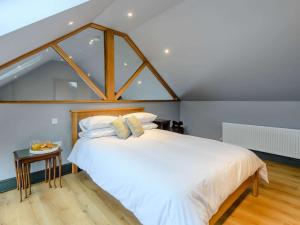 een slaapkamer met een groot wit bed en een glazen plafond bij 1 Bed in Little Gransden 81056 in Little Grandsen
