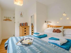 1 dormitorio con 1 cama con toallas en 2 Bed in Tideswell 81534, en Tideswell