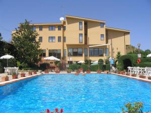 Bazén v ubytovaní Riviera Hotel alebo v jeho blízkosti