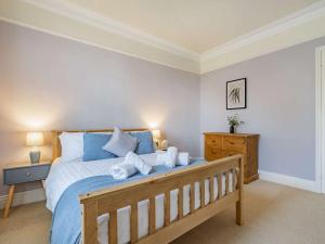 um quarto com uma cama grande e almofadas azuis em 5 Bed in Grizebeck 86111 em Grizebeck