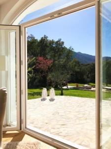 dos jarrones sentados en un patio fuera de una puerta corredera de cristal en Traumhaftes Ferienhaus mit privatem Pool und Tennisplatz im Herzen Andalusiens, en Alhama de Granada