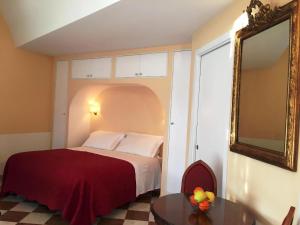 een slaapkamer met een bed met een spiegel en een tafel bij Romantisches Gästezimmer 22 qm für max zwei Personen in Mira