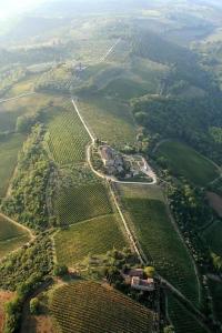 una vista aérea de una granja en un campo en Casa Corzanello, en San Casciano in Val di Pesa