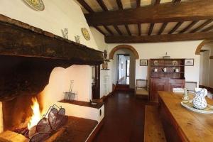 sala de estar con chimenea y mesa en Casa Corzanello, en San Casciano in Val di Pesa