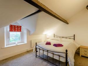 Schlafzimmer mit einem Bett und einem Fenster in der Unterkunft 4 Bed in Broughton - in - Furness 90412 in Duddon