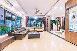 a living room with a couch and a ceiling fan at VILLA SB123 FLC SẦM SƠN in Sầm Sơn