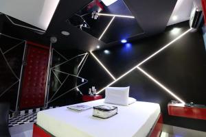 a room with a white table with a laptop on it at Cassino Motel 3 in Santo André +5 photos