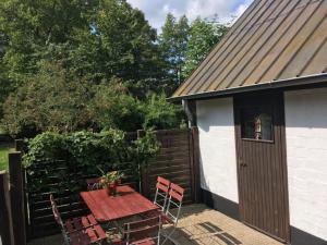 a patio with a table and chairs and a fence at Ferienhaus Knorburg im Herzen Nordfrieslands in Enge-Sande +14 photos