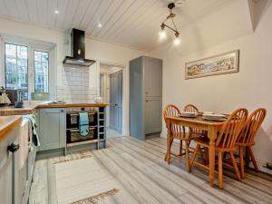 Una cocina con una mesa y sillas en una habitación. en 2 Bed in Ventnor 94193, en Ventnor