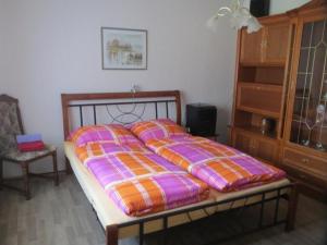 uma cama com duas almofadas num quarto em Ferienhaus in ruhiger Lage in der Nähe zahlreicher Wanderrouten, Reitmöglichkeit em Wutha-Farnroda