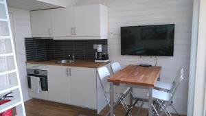 Kitchen o kitchenette sa Holzhaus mit Terrasse, ideal für Urlaub das ganze Jahr über, direkt an einer Bucht gelegen