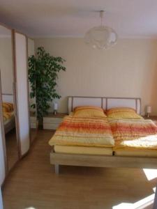 1 dormitorio con 1 cama y una maceta en Ferienwohnung in Grafing Bei München mit Großem Garten, en Grafing