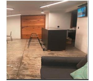 uma sala de estar com um balcão e uma porta de madeira em Apartamento Loft Centrico Amecameca em Amecameca de Juárez