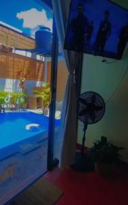 uma vista para um quarto com uma piscina e uma janela em Acogedor Suite en Moyobamba - Medellín House I em Moyobamba